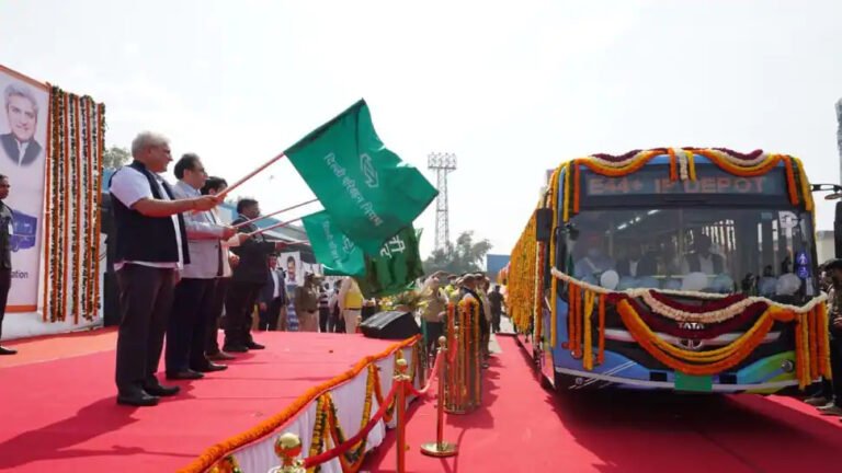 Delhi News: परिवहन मंत्री कैलाश गहलोत ने दिखाई 100 CNG बसों को हरी झंडी, 1 इलेक्ट्रिक बस की भी हुई शुरुआत
