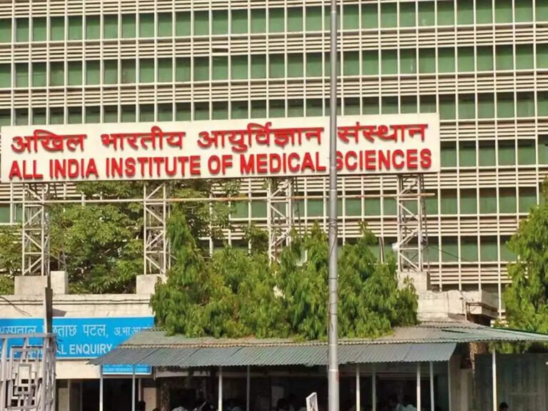 Delhi AIIMS: दिल्ली एम्स में प्रशासन ने उठाए सख्त कदम, कर्मचारियों के वेतन पर लगाई गई रोक, जानिए क्या है पूरा मामला