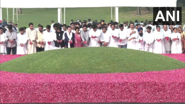 कांग्रेस ने पूर्व पीएम जवाहर लाल नेहरू को किया याद, समाधि पर चढ़ाए फूल