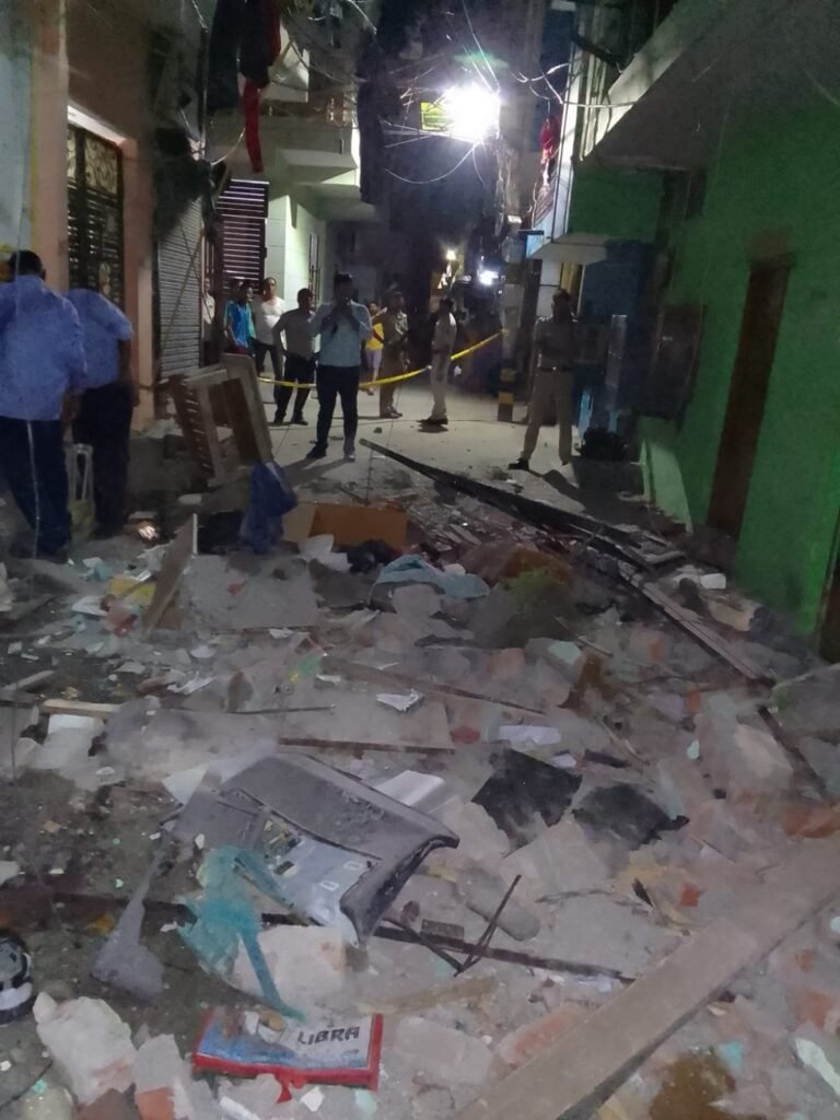 दिल्ली में तेज धमाके के बाद दो मंजिला बिल्डिंग की दीवारें टूटीं, एक घायल