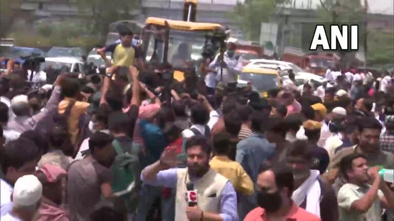 अतिक्रमण रोधी अभियान : लोगों के विरोध प्रदर्शन के बाद शाहीन बाग से कार्रवाई किए बिना लौटे बुलडोजर