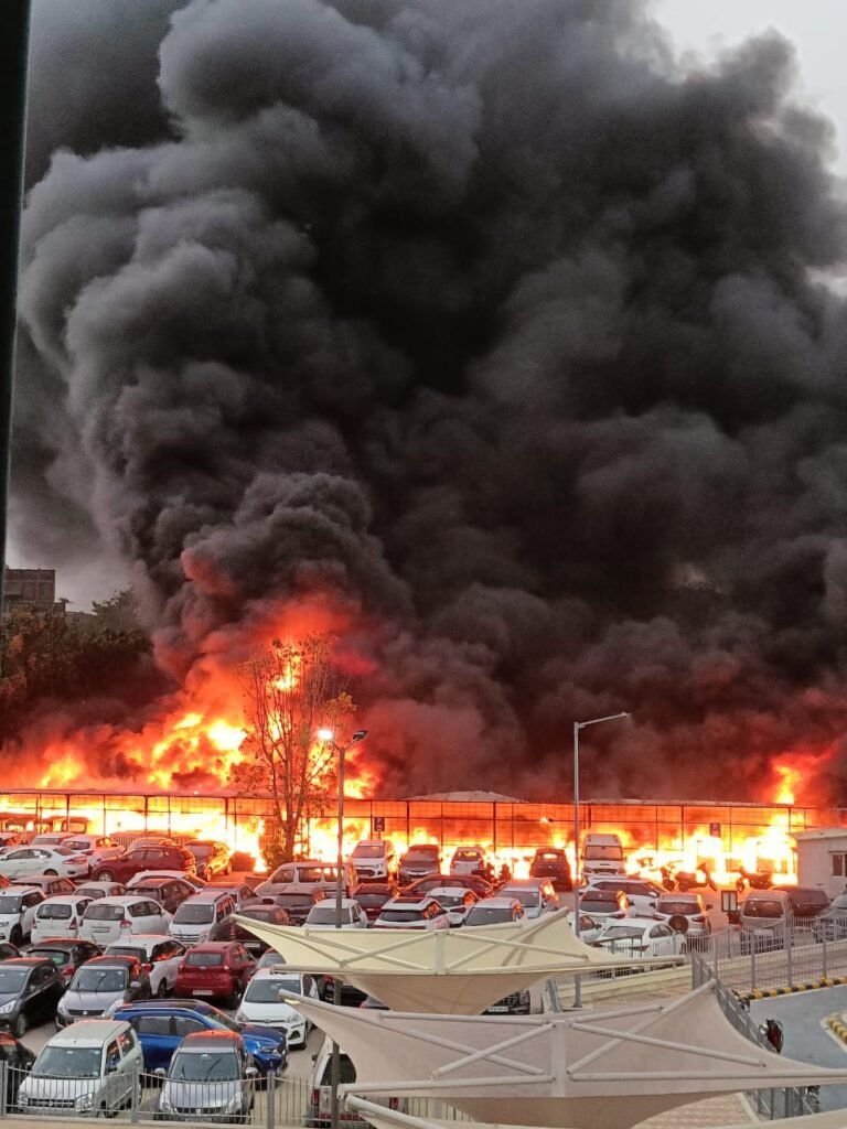 दिल्ली में फिर हादसा: मोटर पार्क में लगी आग, 90 गाड़ियां जलकर राख