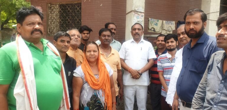 बुध विहार और शिवा कुंज का हाल देखने पहुंचे क्षेत्रीय पार्षद, साफ-सफाई को लेकर की चर्चा