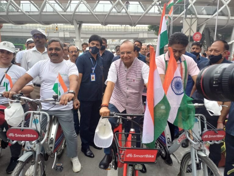 दिल्ली में निकली तिरंगा साइकिल रैली, उपराज्यपाल विनय सक्सेना ने दिखाई हरी झंडी