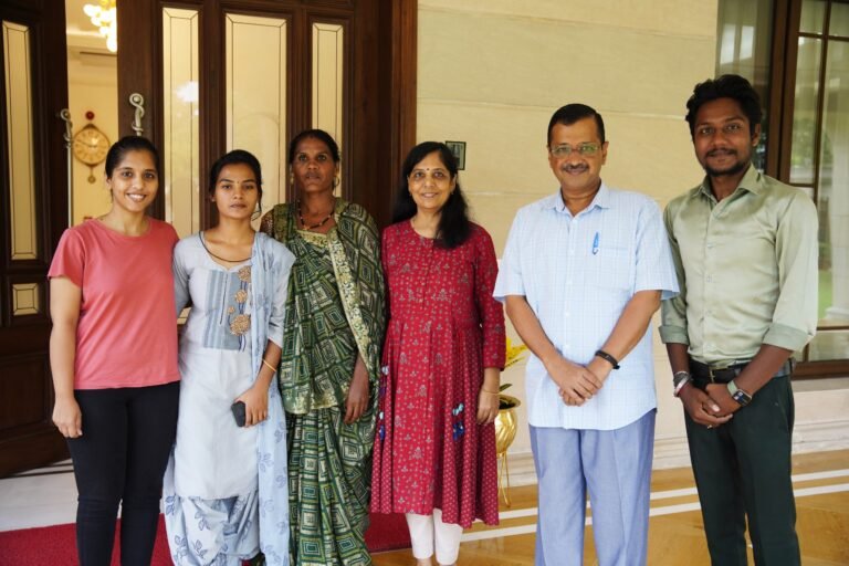 सीएम केजरीवाल ने अपने आवास पर की गुजरात के सफाई कर्मचारी के परिवार की मेजबानी