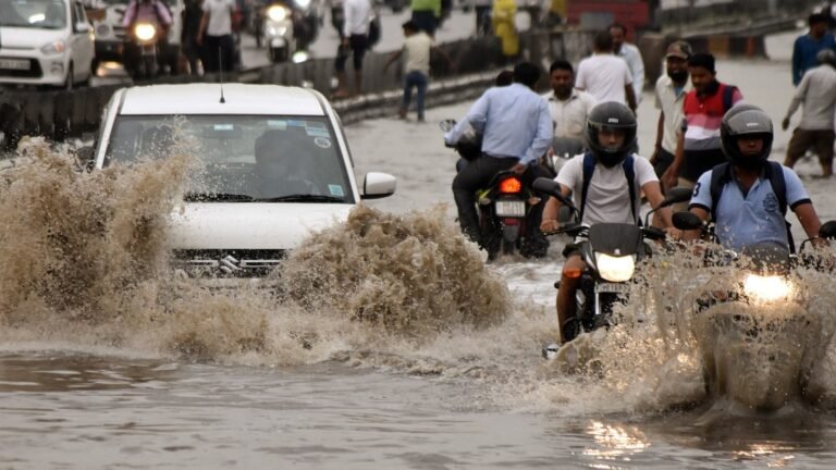 दिल्ली के कई हिस्सों में बारिश से जलभराव, बाधित हुआ यातायात
