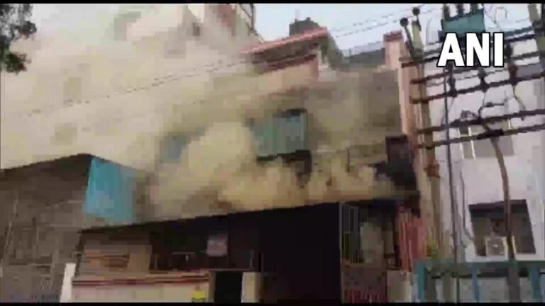दिल्ली में सुबह-सुबह हादसा, प्लास्टिक फैक्ट्री में लगी आग