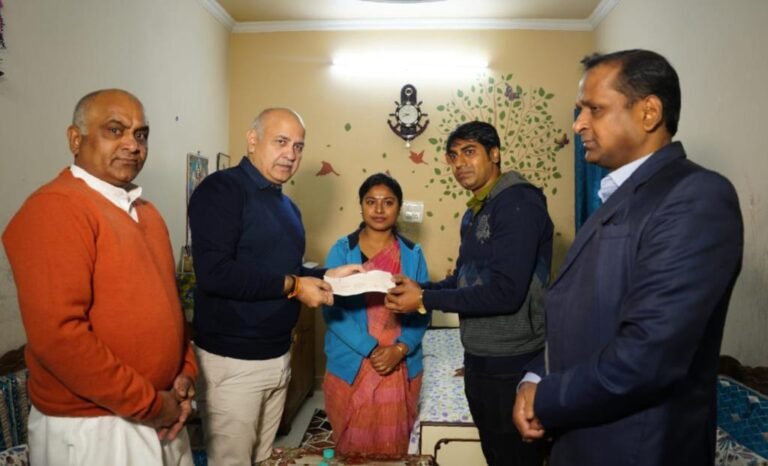कोविड योद्धा के परिवार को डिप्टी सीएम मनीष सिसोदिया ने सौंपी अनुग्रह राशि सौंपी