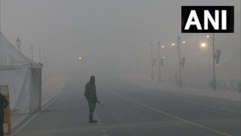 Delhi Weather Today: भारी शीतलहर की चपेट में दिल्ली, घने कोहरे से सड़क और रेल यातायात प्रभावित