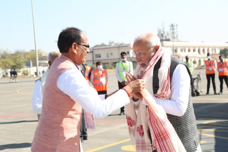 प्रवासी भारतीय दिवस सम्मेलन के उद्घाटन के लिए प्रधानमंत्री नरेंद्र मोदी इंदौर पहुंचे