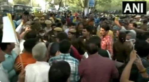 डिप्टी सीएम मनीष सिसोदिया की गिरफ्तारी को लेकर प्रदर्शन, यूपी से लेकर दिल्ली तक विरोध