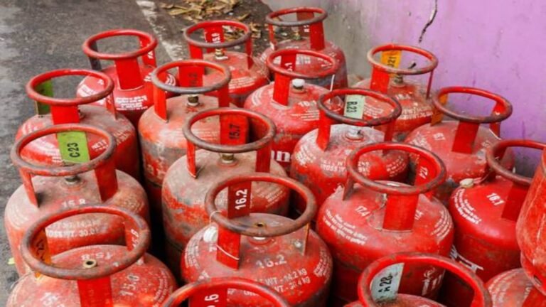 50 रुपये महंगा हुआ रसोई गैस सिलेंडर, विमान ईंधन के दाम चार प्रतिशत घटे