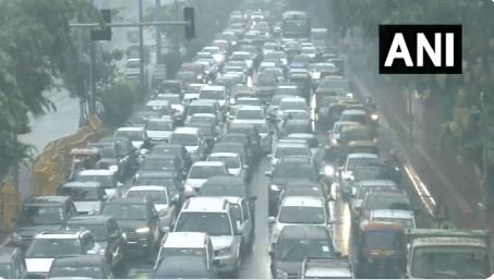 Delhi Weather: दिल्ली में मौसम की पहली भारी बारिश, कई जगहों पर जलभराव, यातायात भी हुआ बाधित