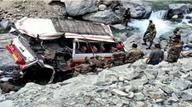 लद्दाख में हादसा: सेना का वाहन खाई में गिरने से नौ सैनिकों की मौत