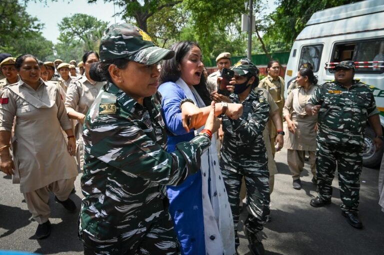 कांग्रेस के घोषणा पत्र का विरोध जताने पहुंची महिला मोर्चा की पुलिस से झड़प