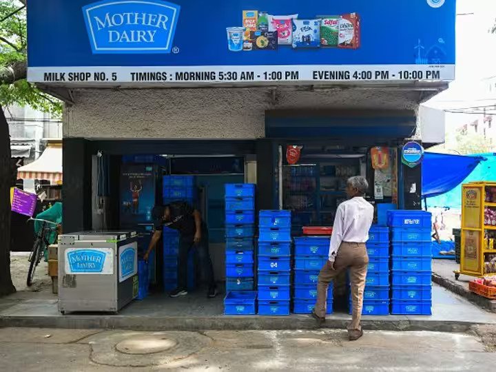 मदर डेयरी ने दिल्ली-एनसीआर में दूध की कीमतों में दो रुपये प्रति लीटर की बढ़ोतरी की