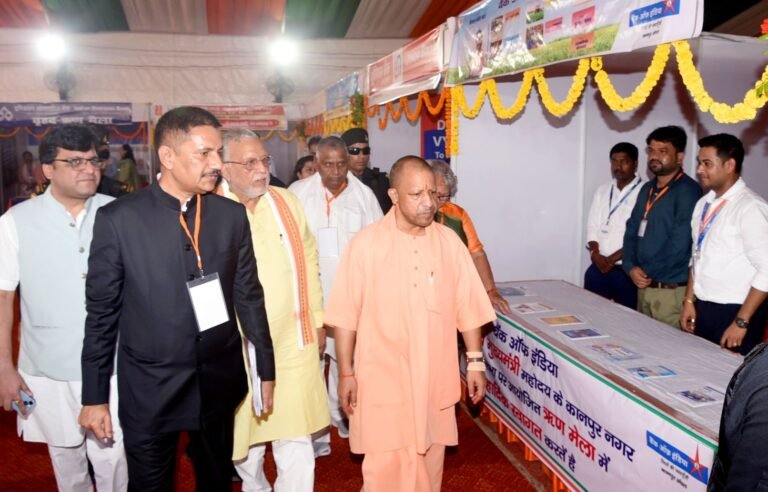 सीएम यागी ने कानपुर में बांटे ज्वाइनिंग लेटर, टैबलेट और स्मार्टफोन, 750 करोड़ की विकास परियोजनाओं का लोकार्पण