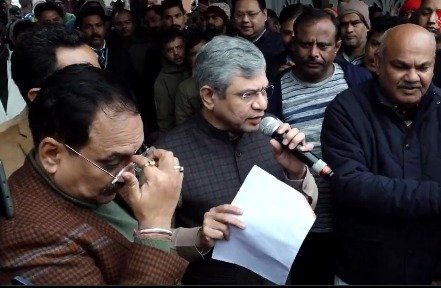 विधानसभा चुनाव से पहले रेल मंत्री भाजपा के लिए समर्थन जुटाने के वास्ते नयी दिल्ली स्टेशन पहुंचे