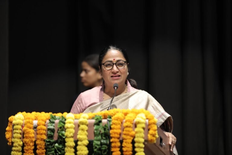 दिल्ली सरकार अवारा कुत्तों की समस्या का स्थायी समाधान तलाश रही : रेखा गुप्ता