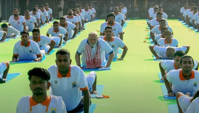 योग हमें दुनिया को जोड़ने का संदेश देता है : प्रधानमंत्री मोदी