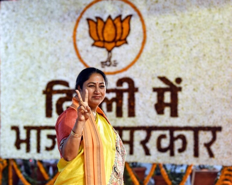 ड्यूटी पर जान गंवाने वाले 11 सरकारी कर्मियों के परिजनों को दी गई एक-एक करोड़ की सहायता राशि