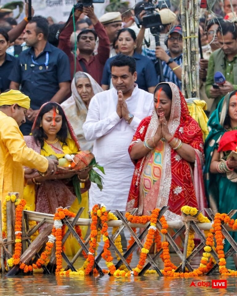 छठ पूजा पर श्रद्धालुओं के बीच पहुंची दिल्ली की मुख्यमंत्री रेखा गुप्ता, यमुना नदी किनारे सूर्य को दिया अर्घ्य