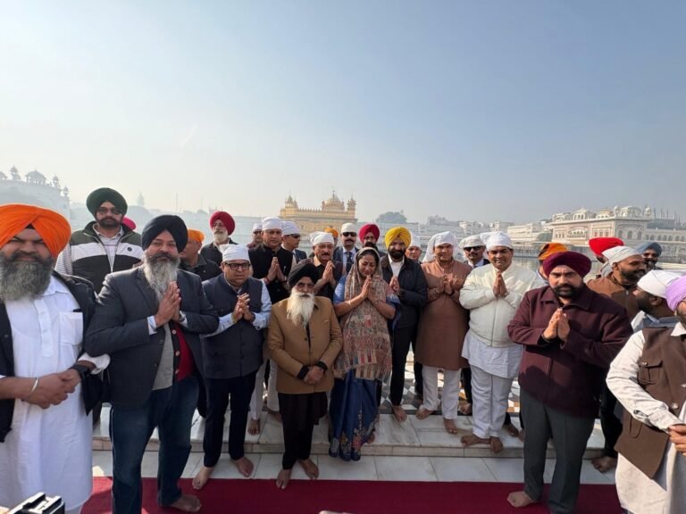 रेखा गुप्ता अपने मंत्रियों के साथ स्वर्ण मंदिर में मत्था टेकने के लिए अमृतसर रवाना